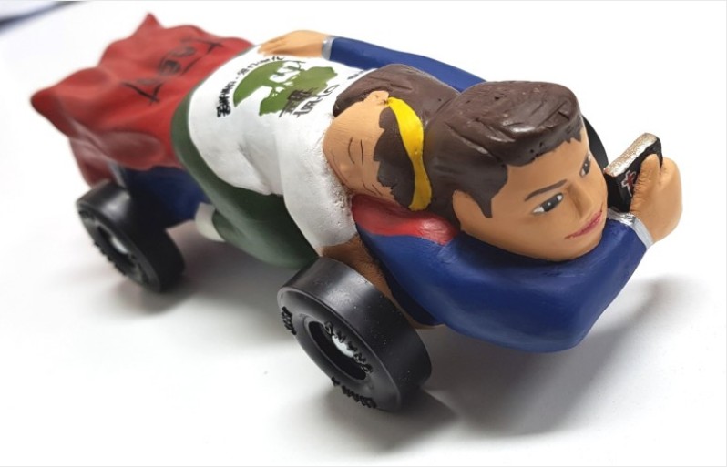 나무토막 한 개로 깎은 슈퍼맨 아빠 자동차